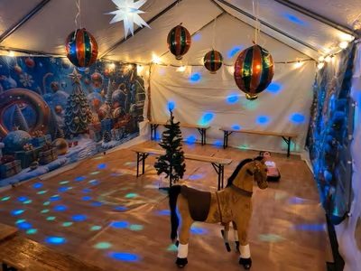 Aufgebautes Festzelt für einen Kindergeburtstag in Stralsund Aufgebautes Festzelt für Kindergeburtstag in Stralsund mit bunter Dekoration und Tischen für Spiele und Essen